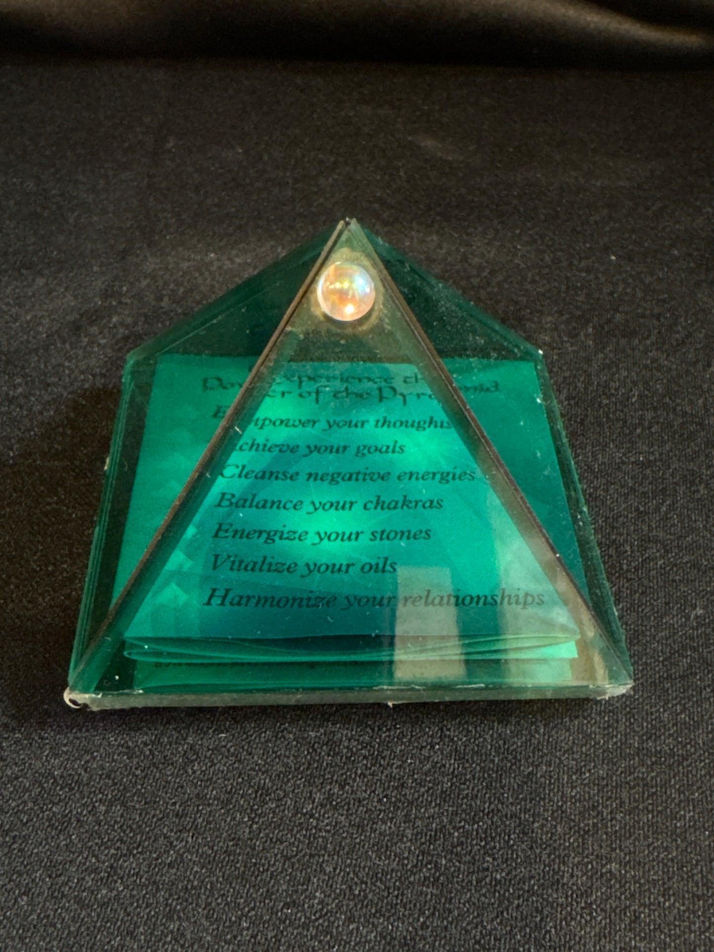 50010  Glass Pyramid Green l