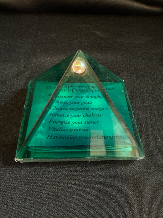 50010  Glass Pyramid Green l